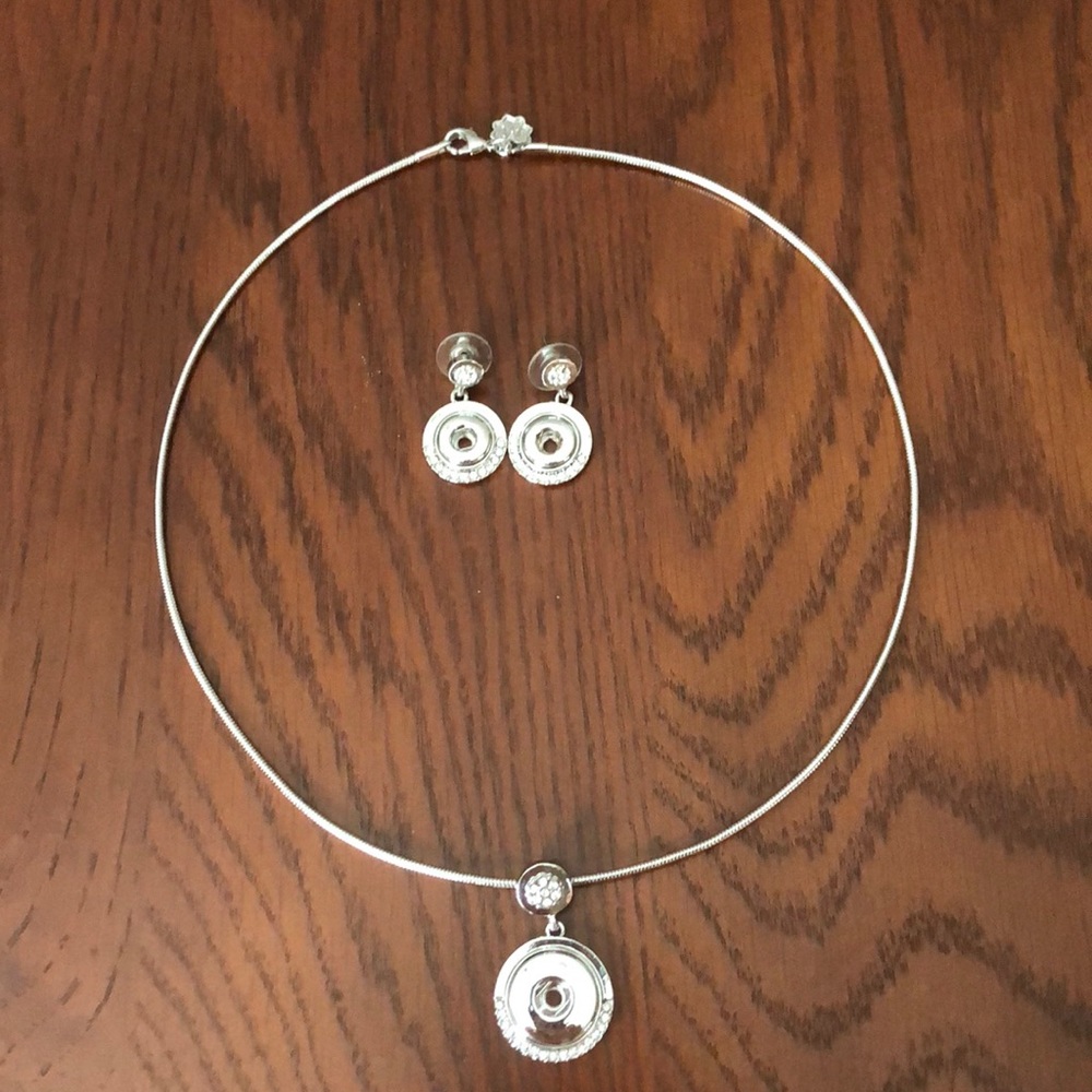 Magnolia and Vine 18 in. Necklace with pendant and matching earrings